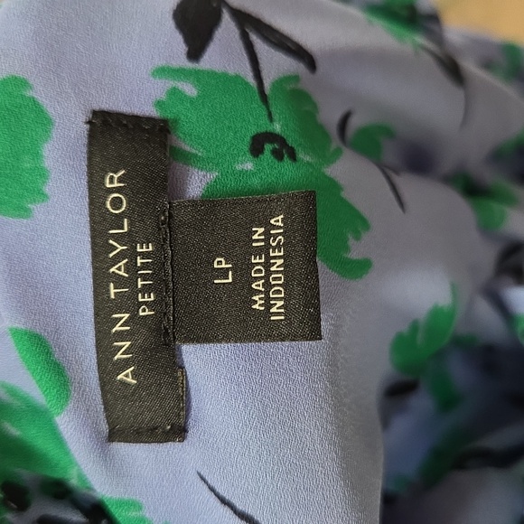 ANN TAYLOR RUFFLE BUTTON TOP - Picture 6 of 11